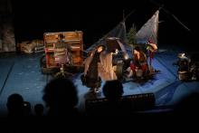 Des artistes de la compagnie de cirque Pré-O-Coupé jouent sur la scène du théâtre La Garance, le 3 février 2021 à Cavaillon, dans le Vaucluse