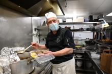 Eric Besson, patron de la brasserie "Farconnet", dans les cuisines de son établissement, le 2 février 2021 à Tournon-sur-Rhône, en Ardèche