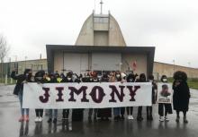 Les participants à la marche blanche devant la prison de Meaux-Chauconin, le 7 février 2021
