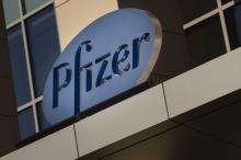 Le logo de Pfizer à Cambridge dans le Massachusetts le 18 mars 2017
