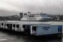 Des remorques devant un ferry de Brittany Ferries prêts à être chargées ou déchargées en provenance de l'Irlande, le 2 février 2021