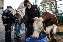 Des agriculteurs manifestent devant la mairie de Lyon pour protester contre les menus sans viande, le 22 février 2021.