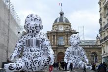 Des bébés gonflables géants devant le Sénat lors d'une manifestation de "La Manif pour tous, le 2 février 2021 à Paris