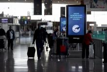 Avec un trafic moribond pour cause de pandémie, le grouillis habituel de l'aéroport Charles-de-Gaulle s'est nettement ralenti, fragilisant quelque 90.000 emplois directs