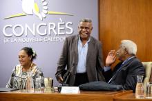 L'indépendantiste Louis Mapou, tête de liste de l'UNI-FLNKS, discute avec le président du Congrès Calédonien, l'indépendantiste Roch Wamytan (UC-FLNKS), à Nouméa le 17 février 2021