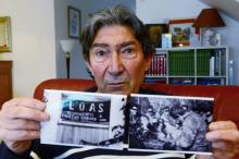 Le vétéran Régis Guillem, ancien membre de l'OAS, montre des photographies de cette époque, le 5 février 2021 chez lui, à Royan