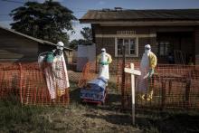 Des aides médicaux désinfectent le cercueil d'un homme peut-être mort d'Ebola en République démocratique du Congo, Beni, 13 août 2018