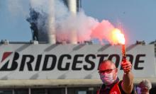 Un syndicaliste lors d'une manifestation contre la fermeture du site de Bridgestone à Béthune, le 17 septembre 2020