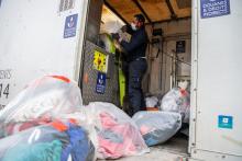 Des douaniers détruisent des produits de contrefaçon, le 22 février 2021 à l'aéroport de Roissy-Charles-de-Gaulle