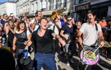 La chanteur Bénabar dans les rues de La Rochelle aux Francofolies le 14 juillet 2019