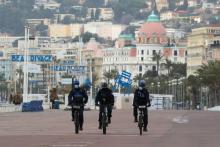 Des policiers patrouillent sur la promenade des Anglais à Nice, le 27 février 2021, pour faire respecter le confinement du week-end