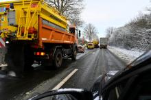 Opération de salage des routes sur la D137, entre Rennes et Saint-Malo, le 10 février 2021