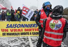 Des saisonniers des stations de ski bloquent l'accès au tunnel de Fréjus à Modane, en Savoie, le 1er février 2021