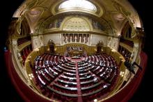 L'amendement déposé par le gouvernement au Sénat pour permettre le vote par anticipation pour l'élection présidentielle de 2022 a provoqué un tollé dans l'opposition