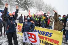 Manifestation de saisonniers de stations de ski qui ont bloqué l'accès au tunnel de Fréjus à Modane, en Savoie, le 1er février 2021