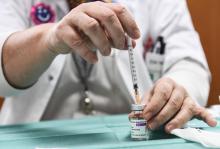 Un soignant prépare une dose du vaccin Astrazeneca à l'hôpital Mignot, au Chesnay près de Paris le 7 février 2021