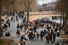 Les Parisiens sont sortis nombreux profiter de la douceur printanière dans la capitale, le 20 février 2021
