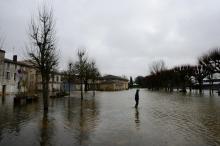 Un homme traverse une place inondée à Saintes (Charente-Maritime), le 6 février 2021