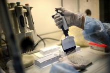 Une technicienne travaille sur le séquençage du génome du Sars-CoV-2 et de ses variants à l'Institut Pasteur, le 21 janvier 2021 à Paris