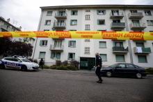 Un périmètre de sécurité est établi par la police devant un immeuble où un incendie a fait six morts le 2 octobre 2017 à Mulhouse