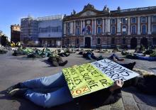 Des manifestants protestent contre un projet de méga-scierie à Lannemezan (Hautes-Pyrénées), le 14 février 2021 sur la place du Capitole à Toulouse.