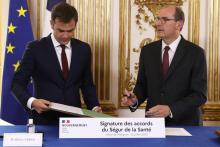 Le Premier ministre Jean Castex (d) et le ministre de la Santé Olivier Véran lors de la signature des accords du Ségur de la Santé, le 13 juillet 2020 à Paris