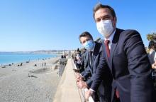 Le ministre de la Santé Olivier Véran (D) et le maire de Nice Christian Estrosi face à la Méditerranée après une visite au CHU de la Ville, le 20 février 2021 à Nice