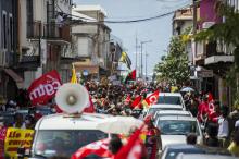 Plusieurs milliers de personnes manifestent à Fort-de-France, en Martinique, le 27 février 2021, contre la menace de prescription dans le dossier du chlordécone, un insecticide accusé d'avoir empoison