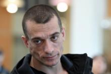 L'artiste russe Piotr Pavlenski arrive au tribunal de Paris, le 3 mars 2020