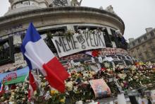 Des fleurs, des messages, des bougies à la mémoires des victimes des attentats de novembre 2015, le 27 novembre 2015 place de la République, à Paris