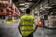Un salarié d'Ikea, dans l'entrepôt de Saint-Quentin-Fallavier, près de Lyon, le 18 mars 2014