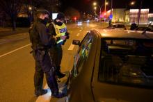 Des policiers contrôlent des véhicules dans les quartiers nord de Blois, le 17 mars 2021, au lendemain d'une nuit de violences urbaines