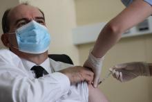 Le Premier ministre Jean Castex reçoit sa première dose du vaccin AstraZeneca le 19 mars2021 à l'hôpital Bégin de Saint-Mandé, près de Paris