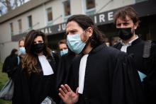 L'avocat Paul Sollocaro devant le tribunal d'Aix-en-Provence manifeste avec ses collègues contre son expulsion par des policiers d'une audience, le 12 mars 2021