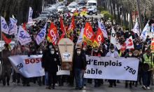 Des salariés du site Bosch manifestent contre des suppressions de postes, à Rodez en France, le 19 mars 2021