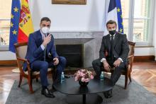 Le président Emmanuel Macron (D) rencontre le Premier ministre espagnol Pedro Sanchez le 15 mars 2021 à Montauban