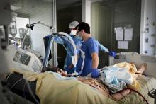 Un patient atteint du Covid-19 dans sa chambre de l'hôpital Cochin de l'AP-HP, à Paris, le 18 mars 2021
