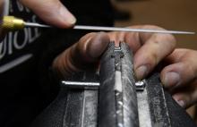 Fabrication d'un couteau Laguiole Damascus à la forge de la coutellerie Honoré Durand, le 2 mars 2021 à Laguiole, dans l'Aveyron