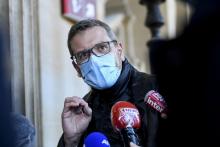 Me Thibault de Montbrial, conseil de l'une des victimes, arrive au palais de justice de Paris le 2 mars 2021 pour le procès en appel de 13 jeunes accusés d'avoir blessé quatre policiers en leur jetant