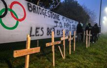Des employés de l'usine de pneumatiques Bridgestone ont planté des croix en bois pour protester contre la fermeture du site de Béthune (Pas-de-Calais), le 17 novembre 2020