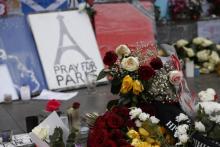 Bougies et fleurs sur la place de la République à Paris, le 13 décembre 2015, un mois après les attentats terroristes de Paris