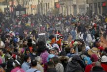Des jeunes profitent d'un carnaval non autorisé sur la Canebière, à Marseille, le 21 mars 2021