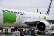 Des militants de Greenpeace ont repeint partiellement un avion Air France à l'aéroport Roissy-Charles de Gaulle, au nord de Paris, le 5 mars 2021, accusant le gouvernement de "greenwashing" sur les en