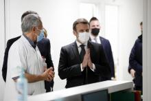 Emmanuel Macron au côté du docteur Jan Hayon, le 17 mars 2021 à l'hôpital de Poissy/Saint Germain en Laye à Poissy