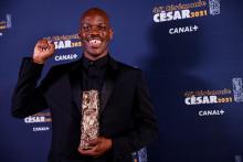 Jean-Pascal Zadi remporte le prix du meilleur espoir masculin lors de la 46e édition des Césars à l'Olympia à Paris le 12 mars 2021