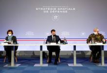 Emmanuel Macron entouré de Florence Parly et du général Lecointre le 12 mars 2021 à Toulouse
