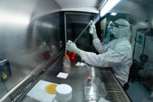 Un technicien procède à des tests au laboratoire de Sanofi à Val-de-Reuil, en juillet 2020