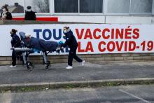 Une femme est transportée au centre de vaccination anti-Covid du Groupe hospitalier Sud Ile-de-France à Melun le 8 février 2021