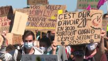 Image tirée d'une vidéo de l'AFPTV montrant des manifestants lors d'une marche contre le "saccage" de la Convention climat, le 28 mars 2021 à Bordeaux
