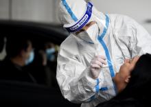 Un travailleur de santé réalise un test antigénique dans un centre de dépistage à Sarrebruck, en Allemagne, le 2 mars 2021